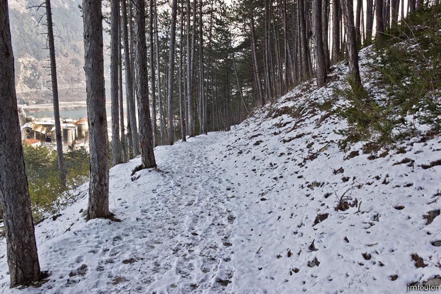 sist-du-molard-LR-05web.jpg - Le sentier du Molard. A gauche on aperçois deux tours, vestiges des remparts qui ceindaient la ville et ND des Pommiers