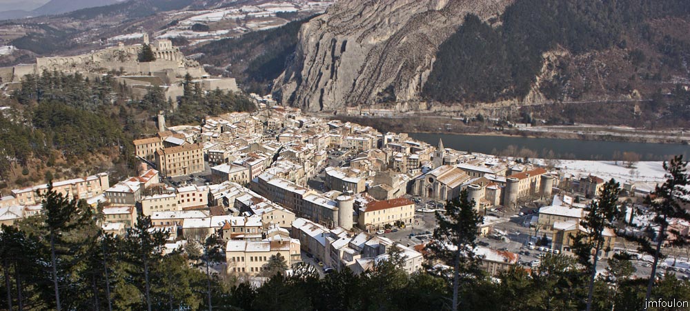 sist-du-molard-LR-07web.jpg - La vieille ville, la citadelle et le Rocher de la Baume