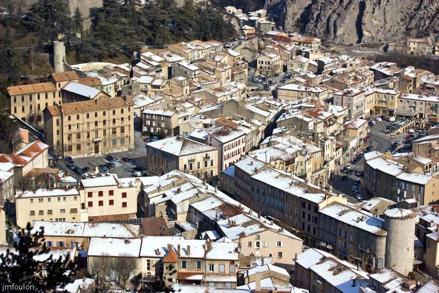 sist-du-molard-LR-08web.jpg - La vieille ville. Le rempart filait entre la Tour du Fort à gauche au pied de la citadelle et celle des Gents d'Armes à droite à l'entrée de la rue de Provence