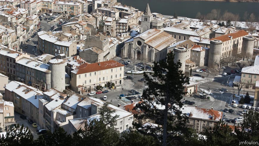 sist-du-molard-LR-11web.jpg - Les quatre tours, vestiges du rempart Sud de la ville démoli au XIXème. De gauche à droite: Tour des Gents d'Arme, de la Médidance, Notre Dame et de la Porte Sauve (1372 / 1373)