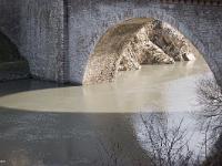 Sisteron - Un autre regard  L'arc du pont de la Baume et la Durance - largeur: 6m - Longueur: 40 m - Portée de l'arc: 28m
