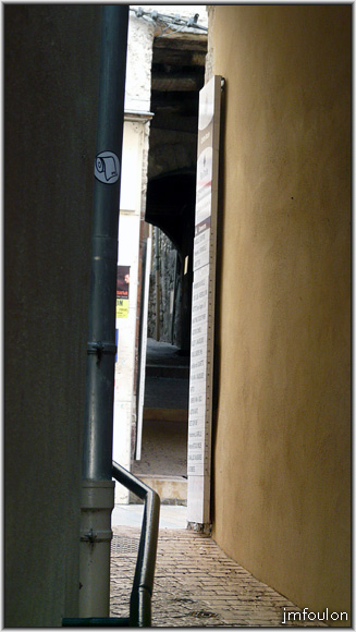 rue-basse-rempart-bas-05web.jpg - Rue Basse des Remparts - Arrivée rue droite. On aperçois le continuité du couvert de l'autre côté de la rue, qui mène vers la Coste. Cette partie du couvert est visible dans la galerie dédiée aux nombreux couverts que compte la vieille ville de Sisteron