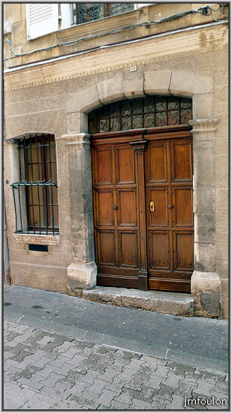 rue-mercerie-11web.jpg - Rue Mercerie - Porte cossue. Dans cette rue ainsi que dans les rues Droite et Saunerie vivaient  les notables et bourgeois. Les Quatres Coins se nommaient d'ailleur "Place des Riches"