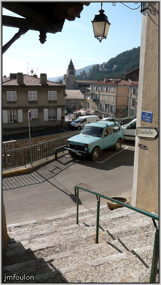 rue-nd-chateau-03web.jpg - La Coste - Rue Notre Dame du Château. Vue vers le sud. On aperçois le clocher de ND des Pommiers et a droite, une partie de la montagne du Molard