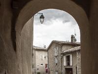 Sisteron- Andrônes, couverts et ruelles en escalier  Quartier du Jalet - Androne de la Barette Rouge