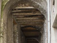 Sisteron- Andrônes, couverts et ruelles en escalier  Dans ce passage couvert se trouvaient jadis les écuries des hotels de la rue Saunerie qui se trouve au dessus. Une fois les bêtes à l'abrit, les cavaliers remontaient par un long escalier en couvert jusq'uà la rue Saunerie