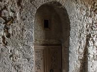 Sisteron- Andrônes, couverts et ruelles en escalier  Dans ce passage couvert se trouvaient jadis les écuries des hotels de la rue Saunerie qui se trouve au dessus. Une fois les bêtes à l'abrit, les cavaliers remontaient par un long escalier en couvert jusq'uà la rue Saunerie