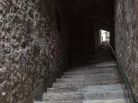 Sisteron- Andrônes, couverts et ruelles en escalier  On remontait des écuries vers la rue Saunerie qui se trouve en haut par ce raide passage