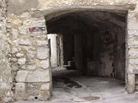 Sisteron- Andrônes, couverts et ruelles en escalier  Quartier de la Coste - Passage couvert dans la partie basse de la rue Notre Dame