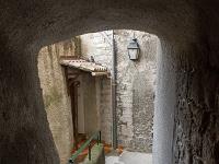 Sisteron- Andrônes, couverts et ruelles en escalier  Passage couvert en escalier entre la rue du Rieu et la cathédrale ND des Pommiers