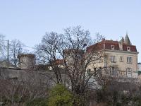 sist-hiver-004  Deux des tours, vestiges des remparts et l'austère bâtiment du Crédit Agricole