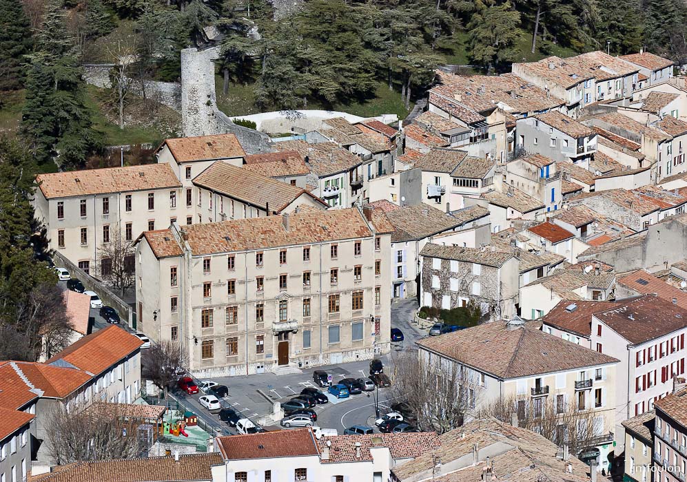 sist-zoom-014.jpg - Zoom sur la vieille ville -  Place du Tivoli et l'ancien collège. En haut à droite, le quartier de la Coste. En bas à droite l'angle des rue de Provence et  Droite. En bas à gauche, l'école Primaire du Tivoli. En haut le Tour du Fort et vestiges des remparts