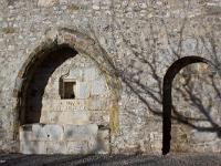 Sisteron - La Baume - Cloître St Dominique  Fontaine dans un enfeu datée de 1630. A droite se trouvait une porte aujourd'hui murée
