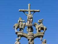 Sainte-Marie du Menez-Hom  le calvaire date de 1544 et est à trois fûts. À son sommet est représenté le Christ crucifié, l'étage en dessous porte deux cavaliers puis le second croisillon porte une pietà et deux statues géminées, l'une de saint Pierre et saint Jean, l'autre de sainte Marie-Madeleine et de saint Yves. Une autre statue au pied du calvaire représente Marie-Madeleine agenouillée et regardant le Christ crucifié