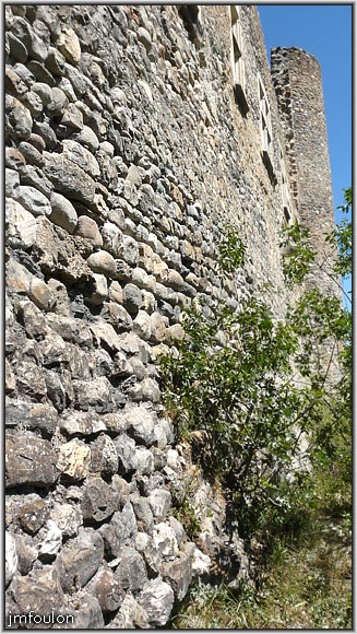 tallard-chateau-48web.jpg - Mur de la Haute Cour et  tour Ouest. Derière elle se trouve en prolongement la courtine Sud/Est protégeant la Cour d'Honneur, hélas inaccessible de l'extérieur