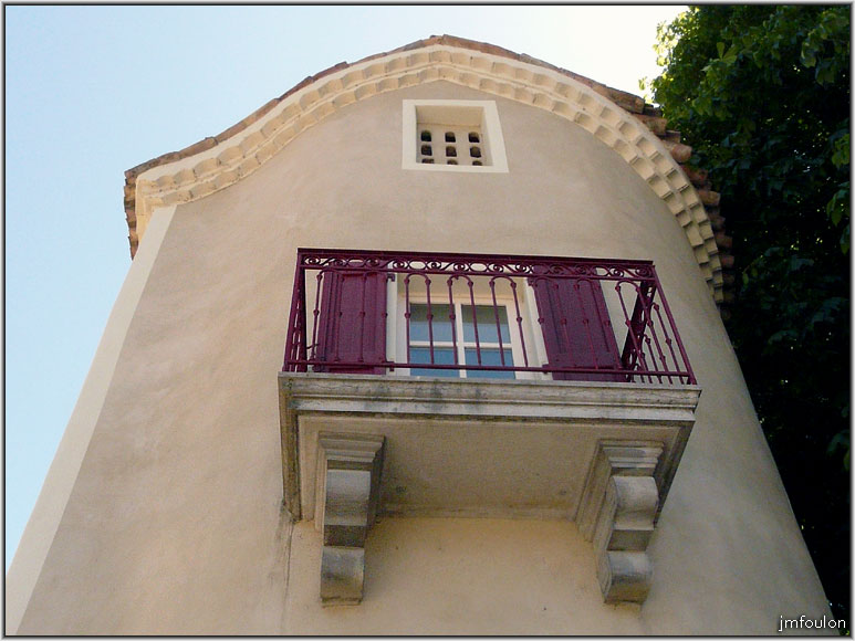 tallard-02web.jpg - Pignon avec une belle genoise, ancien pigeonnier et balcon pour  cette maison qui était celle du gardien de la porte Belle qui ouvrait sur la rue Souveraine. La ville comptait cinq portes