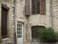 Taulignan - Drôme provençale  A l'intérieur de l'enceinte fortifiée - Maisons du XVe, XVIe et XVIIe siècles