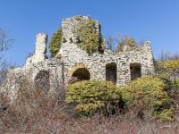 Château du Vieux Noyers (XIIIe)  Face Sud du château du Vieux-Noyers. Il n'en reste que ces quelques pans de mur. De chaque côté de l'entrée, supportés par des contreforts à arches aveugles, se trouvent des balcons d'obervation