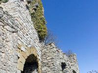 Château du Vieux Noyers (XIIIe)  L'entrée du château surmontée de six corbeaux qui devaient porter un plancher de bois