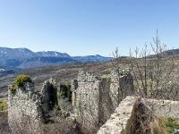 Château du Vieux Noyers (XIIIe)  Vue vers l'Ouest sur les ruines du village, la vallée du Jabron et les crêtes de Lure depuis le balcon d'observation Ouest du château