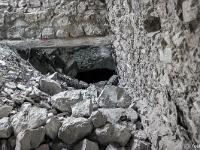 Château du Vieux Noyers (XIIIe)  A droite de l'entrée en entrant, se trouve une pièce voutée donnant elle même sur des caves plus profondes. Le reste du château est hélas totalement ruiné et inaccessible
