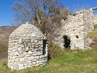 Le Vieux Noyers  Ce puit n'est pas d'époque et ne donne sur rien. C'est un faux. On voit d'ailleurs très bien qu'il a été monté au ciment