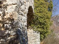 Le Vieux Noyers  Mur à l'Est du village supporté par une arche en plein cintre