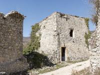 Le Vieux Noyers  La seule maison du village encore couverte. Elle a abrité longtemps un hermite anglais du nom de William