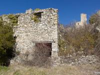 Le Vieux Noyers  Ruines dans le centre du village. A droite, les vestiges du château (Voir galerie dédiée au château médiéval du Vieux Noyers)