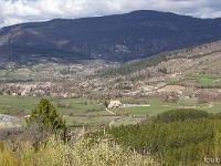 Lachau - Tour de la montagne du Riable  Vue sur Lachau et le départ de la rando depuis ND de Calma