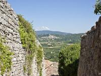 chateau-lacoste-003-2  Château de Lacoste - Au loin le village perché de Bonnieux et derrière le massif du Grand Luberon (1125 m au Mourre Nègre)