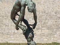 chateau-lacoste-022-2  Château de Lacoste - Oeuvre d'art exposée sur l'esplanade du château