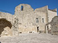 chateau-lacoste-028-2  Château de Lacoste - Cour principale du château. A droite, la citerne