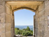 chateau-lacoste-035-2  Château de Lacoste - Vue vers l'Ouest au travers d'une fenêtre