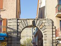 Laragne-Montéglin  Porte du Château depuis la place de la Fontaine ...