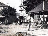Laragne-Montéglin  Entre les voitures, les terrasses et le reste, je n'ai pas pu faire de photos de la place, ni de la fontaine. Donc une photo ancienne. Il y avait encore le lavoir ..