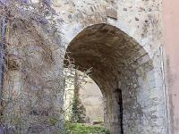 Mison Village  Le passage sous le beffroi. C'est le lieu le plus authentique et le mieux conservé du village