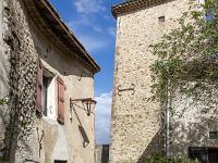 Mison Village  Vue sur la maison et le beffroi