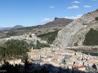 Boucle Sisteron Le Molard - Le Thor  Sisteron et la citadelle depuis l'Est du Molard. Au loin à gauche, Hongrie et sur la droite en arrière plan, Gache