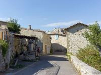 Oppedette  Entrée du village. A gauche, le lavoir et la fontaine