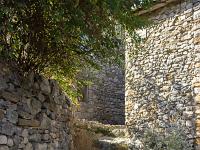 Oppedette  Passage permettant de descendre dans le bas du village à l'Est