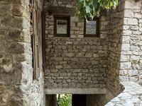 Oppedette  Passage couvert sous une maison