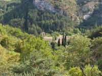 Orpierre  Le village d'Orpierrre blotti en la roche dans une nature luxuriante. Allons le visiter le vieux village médiéval en détail