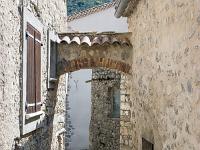 Orpierre  Elle est assez longue et traverse le village d'Est en Ouest depuis la Grande Rue qui était jadis le seul passage pour tous entre les remparts