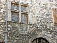 Orpierre  Une des dernières fenêtre à meneaux encore visible dans la Grande Rue ...