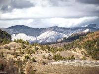 Paysages de Haute Provence - Hautes Alpes  Vue sur les crêtes des Selles et au loin Ceüse