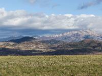 Paysages 04 et 05  Vue vers l'Est et la majestueuse montagne de Jouère au loin à droite - Haute Provence