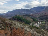 Vallée du Jabron  Saint Vincent sur Jabron. A gauche l'église et les ruines du village médiéval (XIVe siècle). Le village se trouvait depuis l'époque gallo-romaine au lieu dit Villelongue.