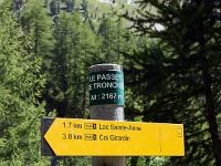 Lac Sainte Anne  Panneau d'indication des divers sentiers au niveau du Passet de Tronchet (2167m)