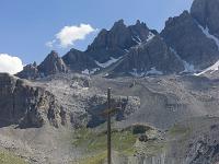 Lac Sainte Anne  Croix et banc devant la chapelle St Anne